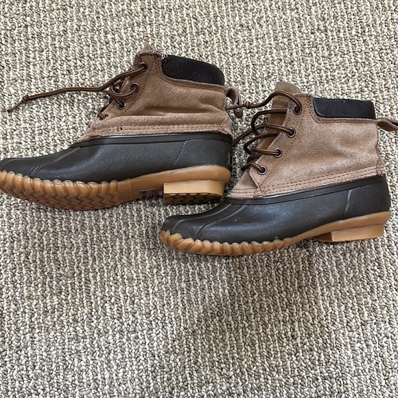 BASS brand BOOTS. YOUTH SIZE 5. Rubber soles. Suede uppers. Original laces. - Picture 2 of 10